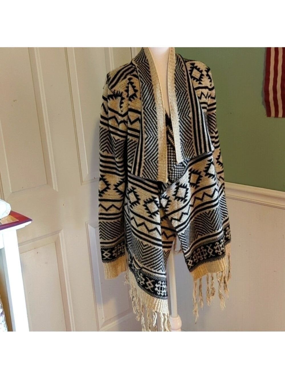 Blu Pepper Black Tan Tribal Poncho Sweater Large